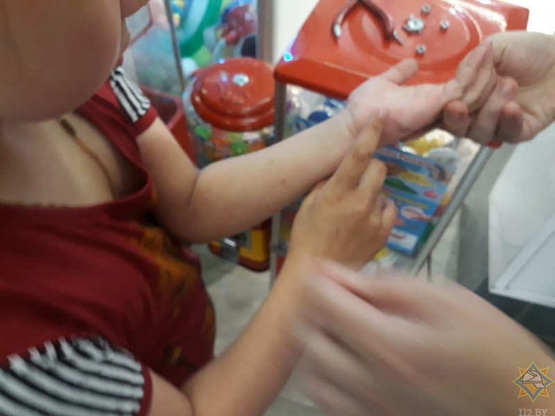 В Рогачеве у 9-летней девочки рука застряла в аппарате с игрушками, потребовалась помощь спасателей
