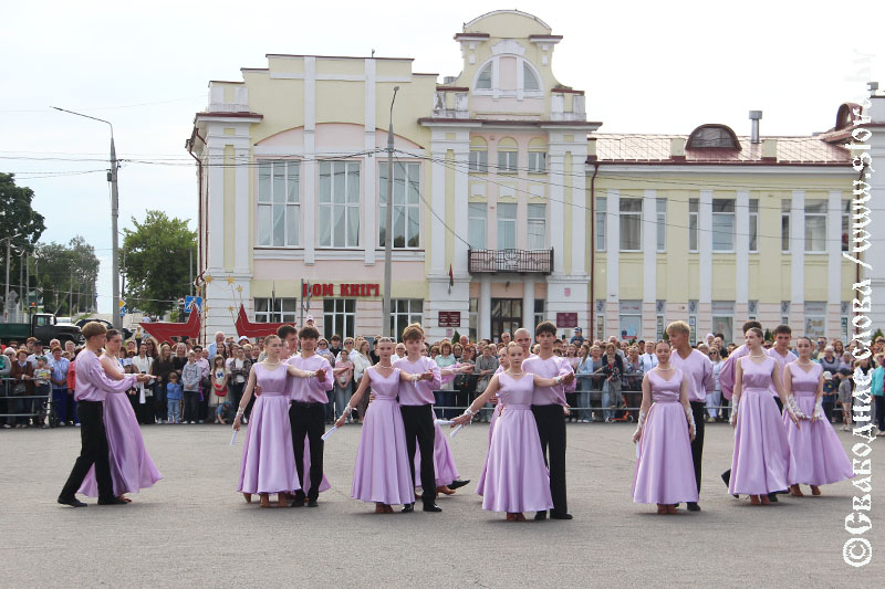 Рогачевские выпускники закружились в вальсе