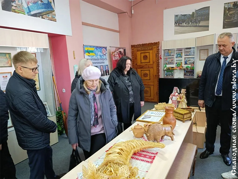 Областная передвижная выставка "В единстве народа - будущее страны" в Рогачеве
