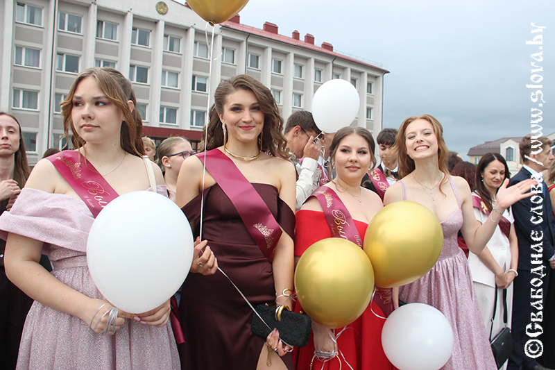 Рогачевские выпускники написали эпилог школьной жизни