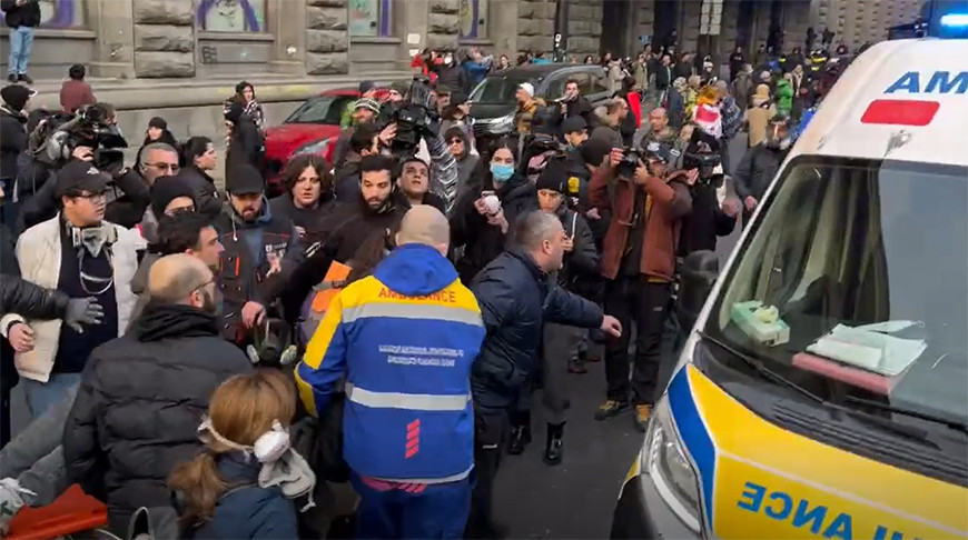 В Тбилиси начались стычки протестующих с полицией