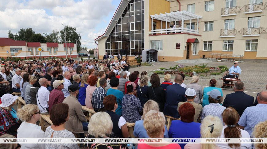 Батька –  с народом  и народ – с Батькой!