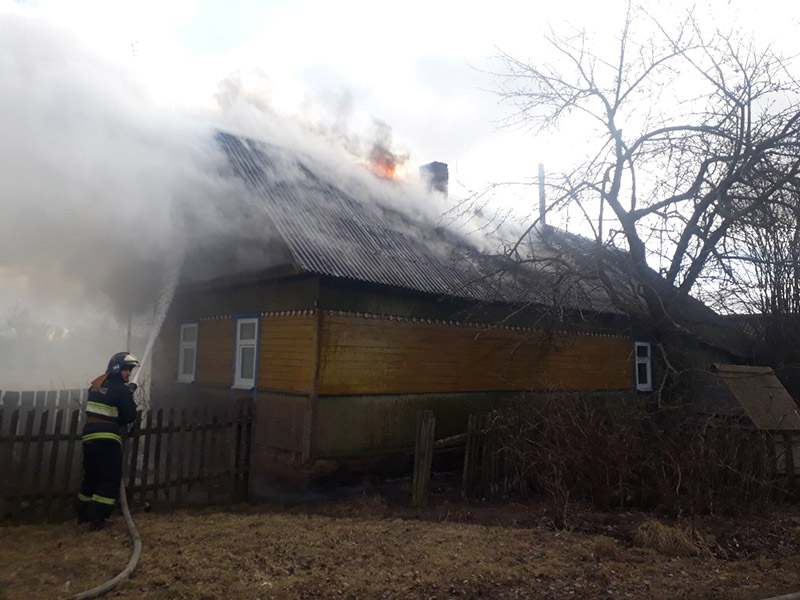 В Рогачевском районе горела крыша. Виновны люди?
