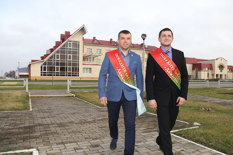 Передовые комбайнеры Рогачёвского района и области Андрей КУЛЬМАНСКИЙ и Сергей КОРПЕНКО отличились на хлебной ниве