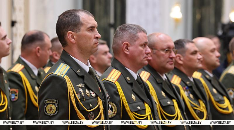 Лукашенко вручил генеральские погоны высшему офицерскому составу 