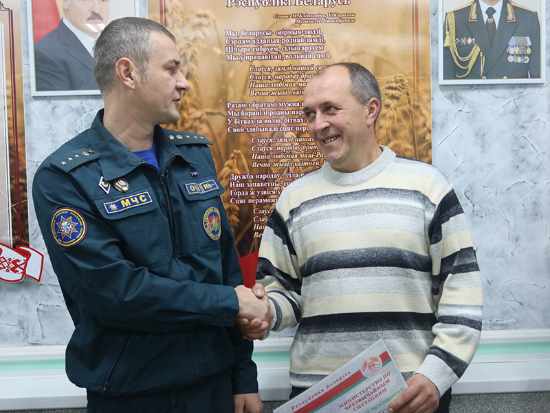 Как в Рогачевском РОЧС проводили на пенсию сослуживца Александра ВОЛЧКОВА