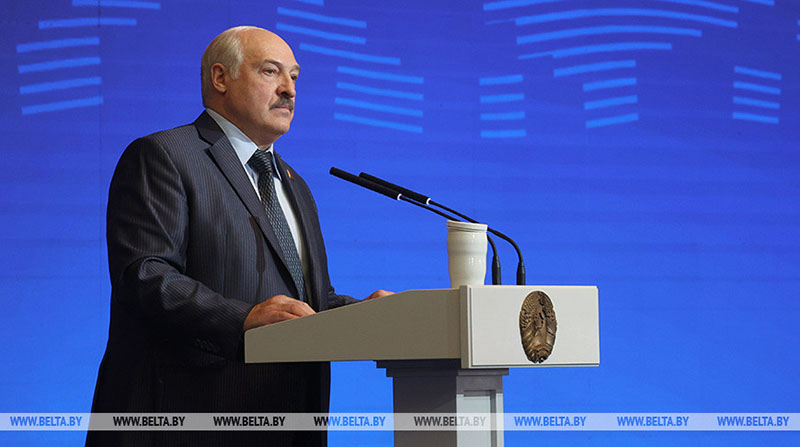 Лукашенко - чиновникам: чаще появляйтесь в телеэфире с хорошими новостями, но не молотите что попало