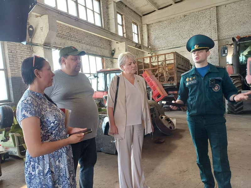 Сохранить урожай до зернышка: рогачевские огнеборцы напоминают аграриям о правилах безопасности