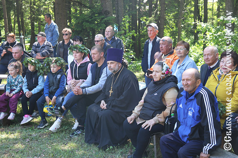 Бьет праздник колокольным звоном 