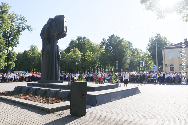 Майский маршрут юности: в Рогачеве отзвенел «Последний звонок» 