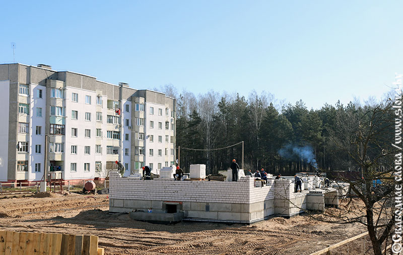 В Рогачеве по улице Кирова закипела стройка
