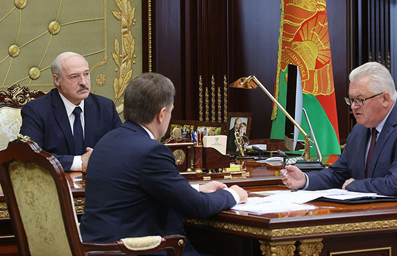 Лукашенко требует защитить учителей в школах от всяких нападок