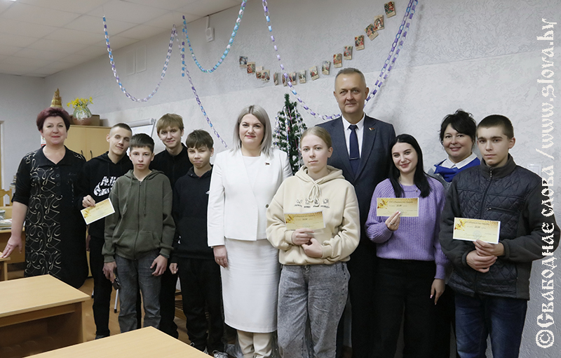 Подарочные сертификаты к Новому году вручены учащимся рогачевского колледжа