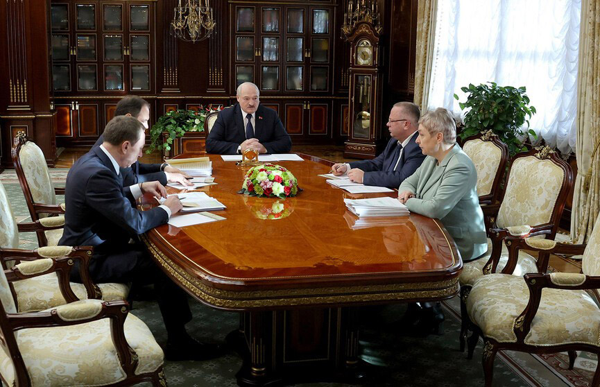 Лукашенко принимает с докладом о работе экономики Головченко