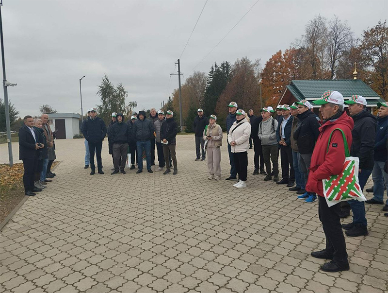 Участники Марафона Единства возложили цветы к Памятнику детям-жертвам Великой Отечественной войны в Красном Береге, отдав дань памяти и уважения