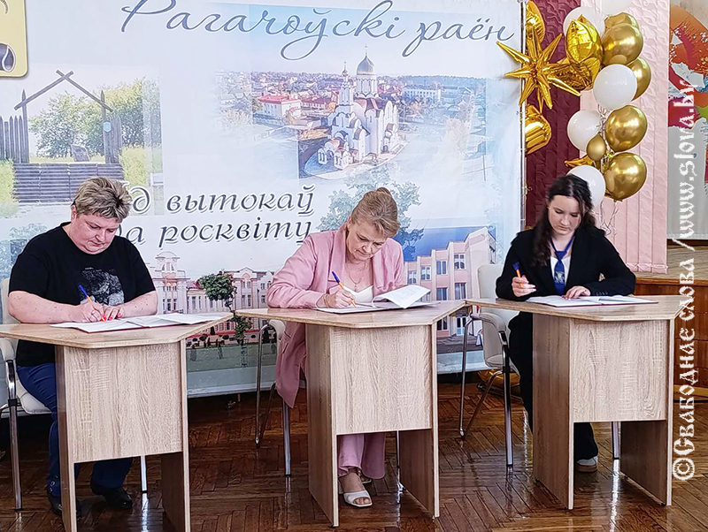 Торжественно и волнительно: будущие педагоги подписали целевые договоры