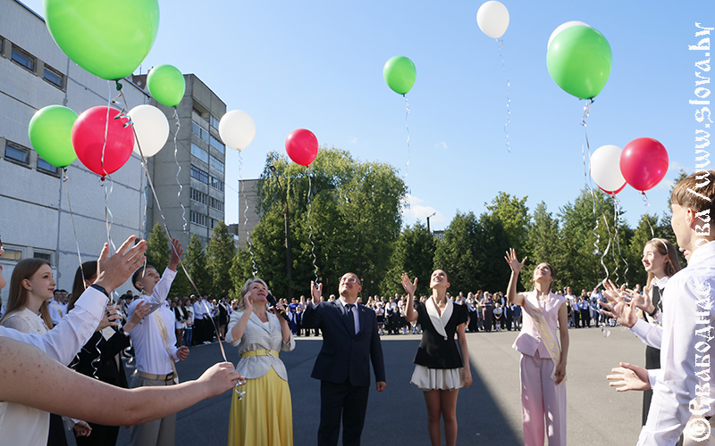 Школа, что дала крылья: последний звонок прозвенел для выпускников СШ № 5 г. Рогачева  