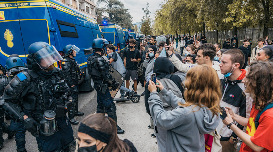Хаос во Франции: во многих городах не стихают протесты школьников, задержаны тысячи человек