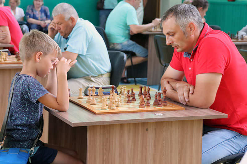 Рогачёвские шахматисты выиграли  турнир по…футболу.