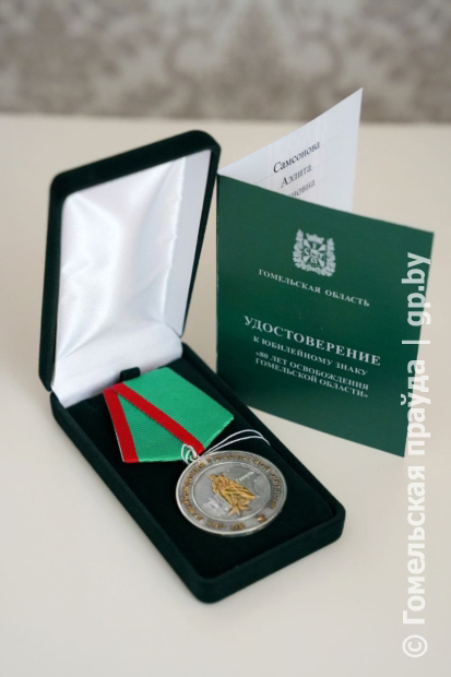 На Гомельщине вручают памятные юбилейные знаки, изготовленные на «Кристалле»