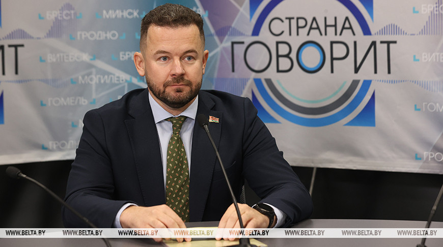 Врачи, учителя, работники культуры. Кому планируют поднять зарплаты в следующем году
