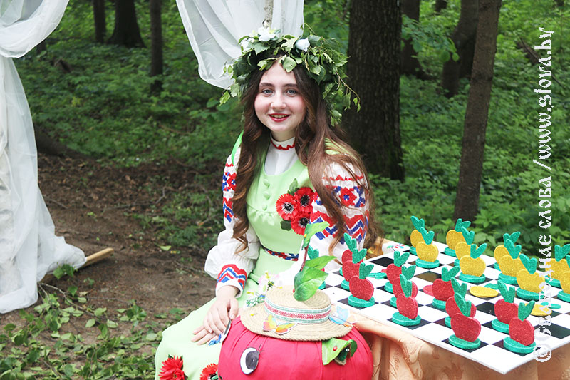 Бьет праздник колокольным звоном 