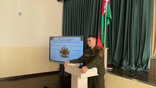 Осваивает профессию, о которой мечтал