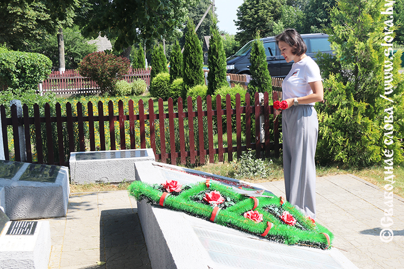 «Поезд Памяти» и поколений крепкая связь: россиянка посетила на Рогачевщине братскую могилу, где захоронен ее прадед