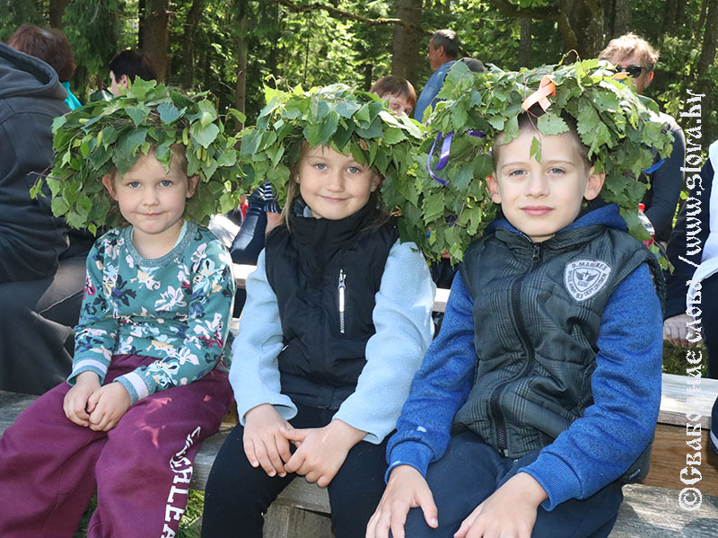 Бьет праздник колокольным звоном 