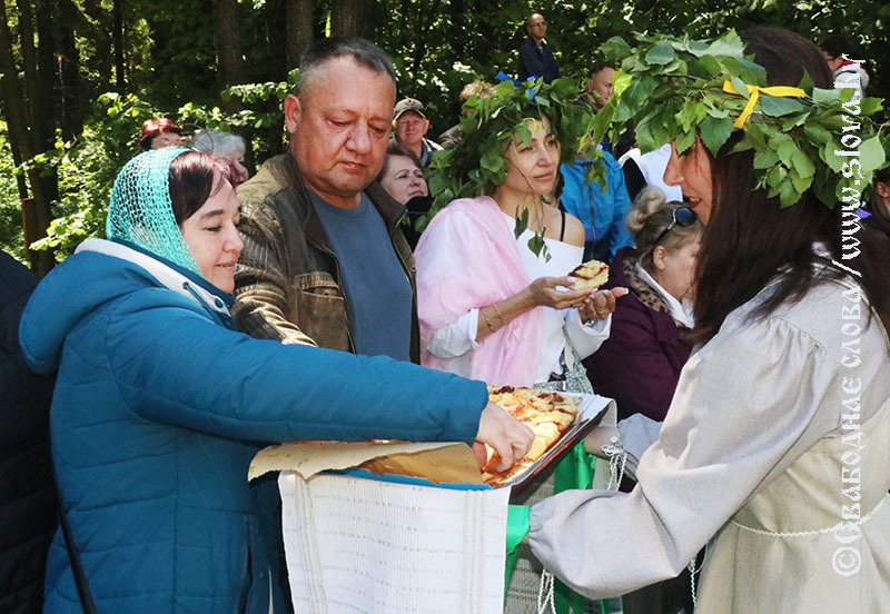 Бьет праздник колокольным звоном 