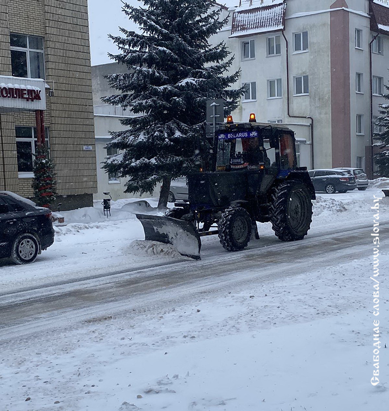 Снежный фронт в Рогачеве: оперативная уборка и противогололедная обработка