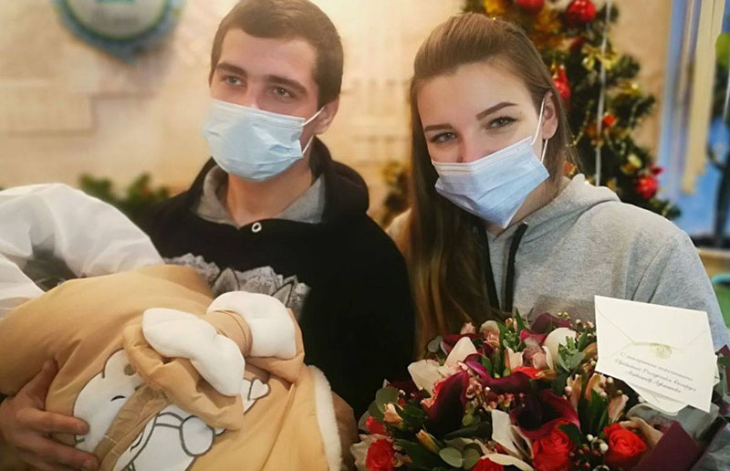 Лукашенко поздравил семью, в которой родился первый в 2021 году ребенок
