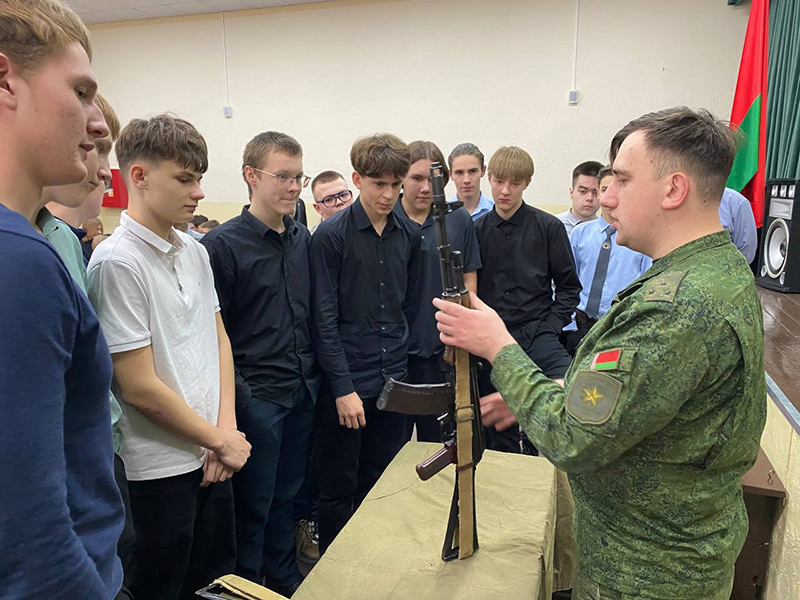 «Возможно, свяжу будущее с армией»: как в Рогачёве прошла встреча школьников с военнослужащими 83-го полка