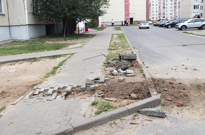 «Руины» вместо тротуара 
