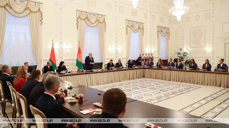 Самая успешная сборная десятилетия - Лукашенко вручил награды команде по гребле на байдарках и каноэ