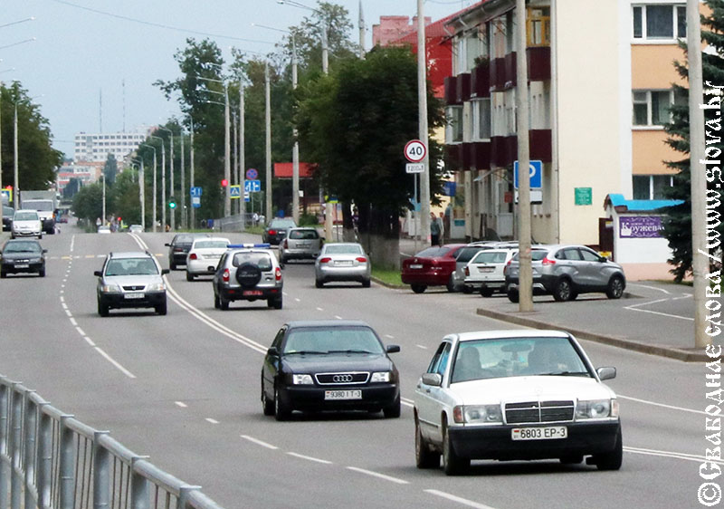 Автомобили, автомобили буквально весь Рогачев заполонили…