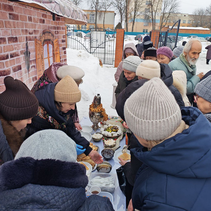 В Прощеное воскресенье рогачевцы отведали батюшкиных блинов