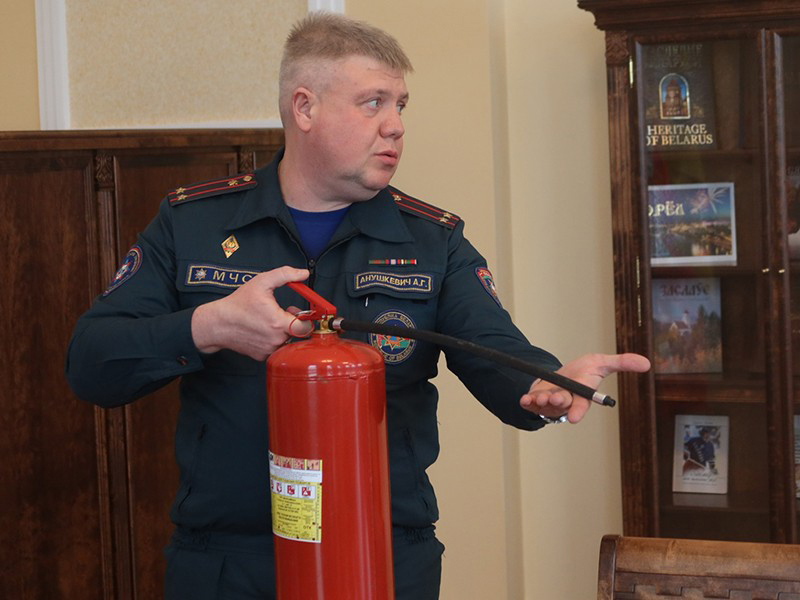 Рогачевские спасатели доставляют безопасность в каждый трудовой коллектив
