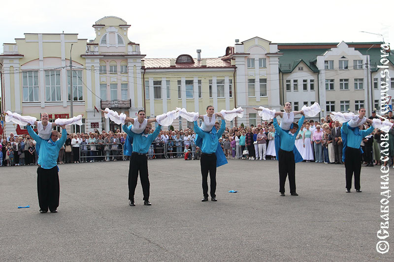 Рогачевские выпускники закружились в вальсе