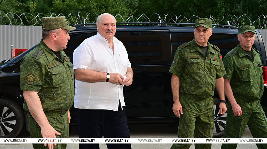Разрядка на границе, поддержка семей, гостьи из Африки и "шанхайский дух" в Витебске. Итоги недели Президента