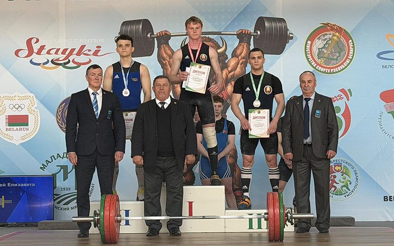 8 медалей, 3 рекорда страны и учитель-чемпион
