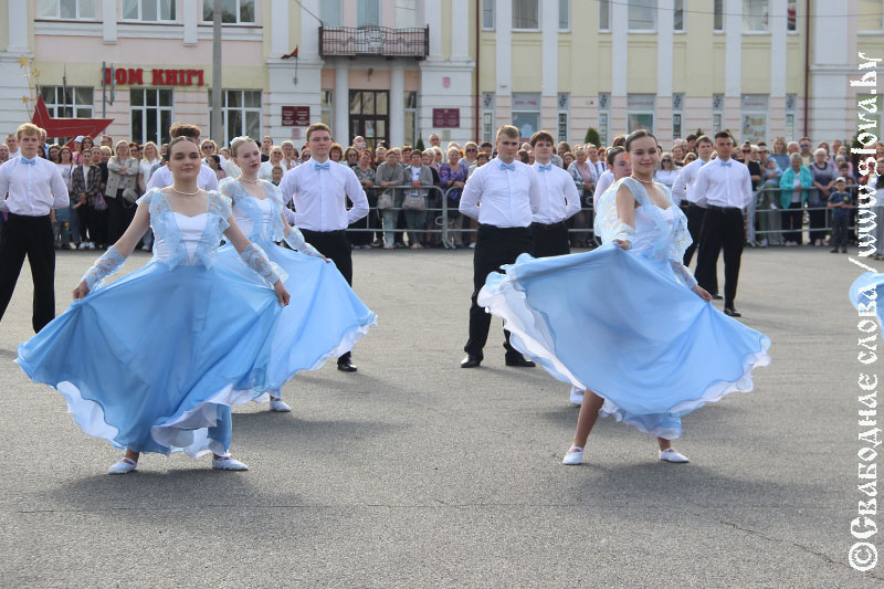 Рогачевские выпускники закружились в вальсе