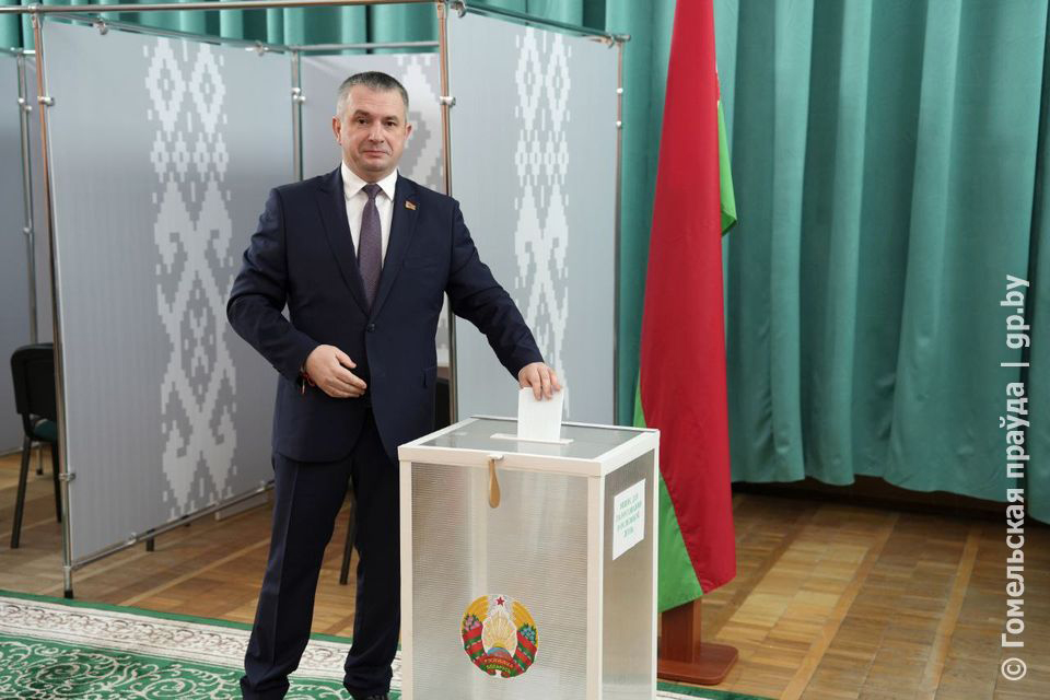 В единый день голосования председатель облисполкома Иван Крупко сделал выбор в пользу уверенного завтра Беларуси