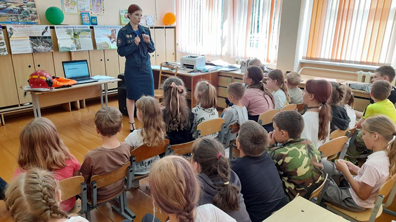 Безопасные каникулы на Рогачевщине: МЧС в гостях у детей