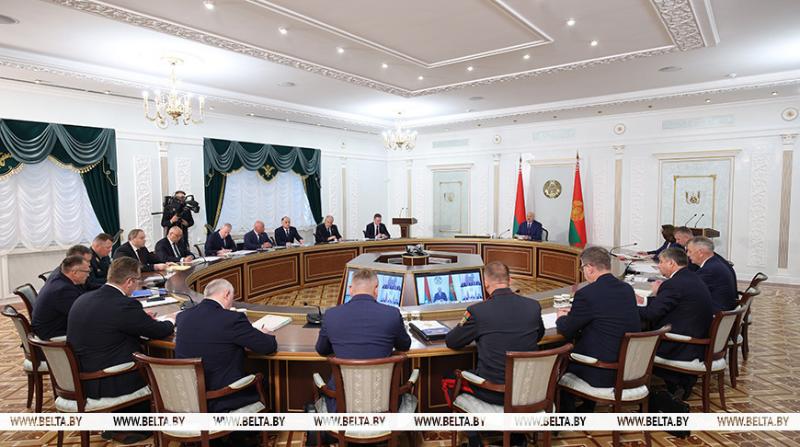 Лукашенко указал на факты "крышевания" расхитителей топлива со стороны правоохранителей